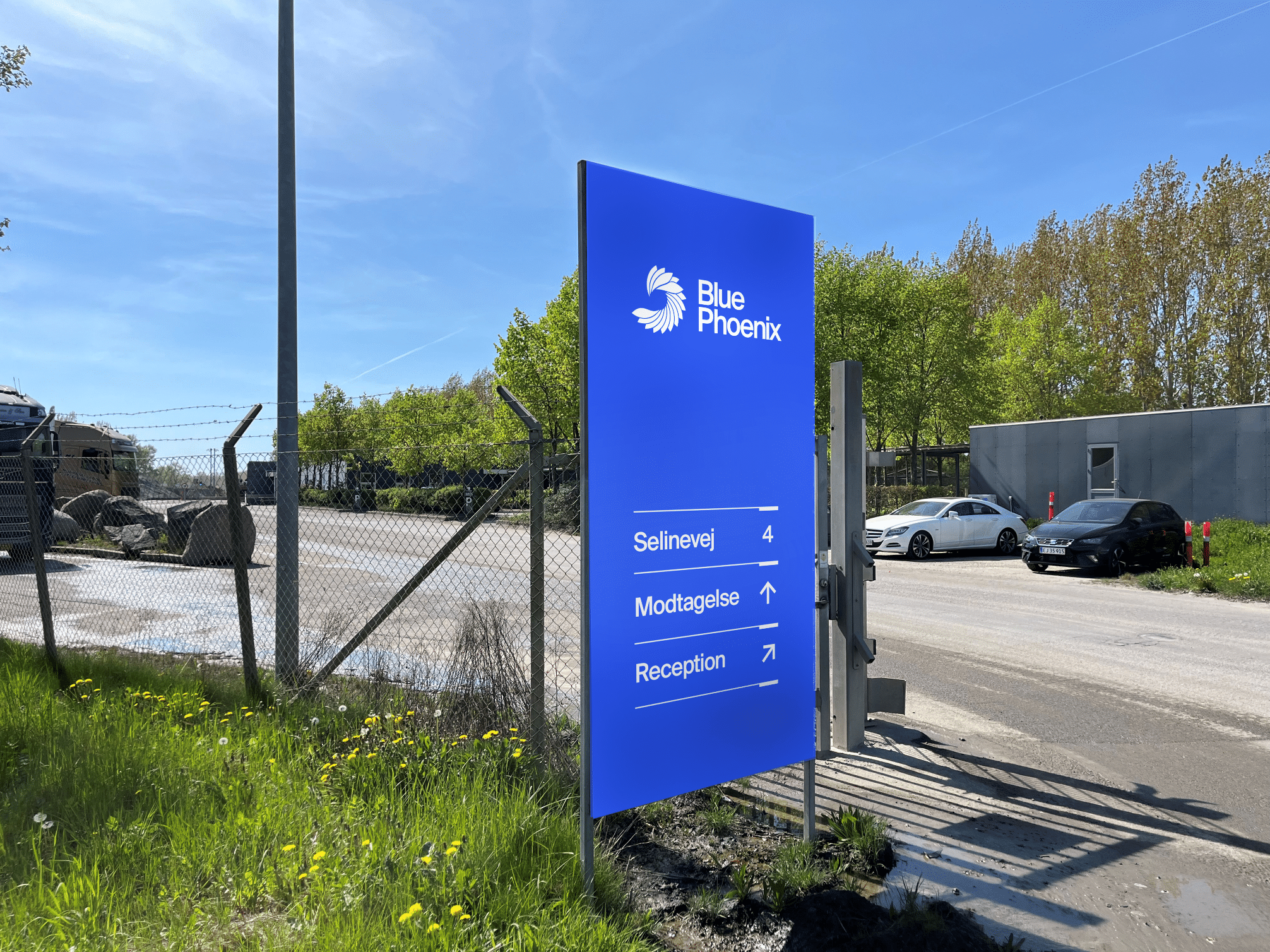 Blue Phoenix welcome sign Selinevej